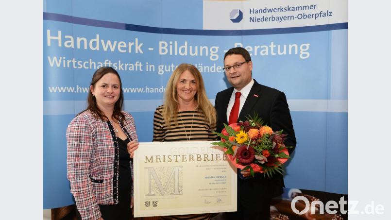 Monika Burger, Friseurmeisterin aus Waldershof (Mitte) und Kammervizepräsidentin Kathrin Zellner (links) und Geschäftsführer Alexander Stahl (rechts). Bild: Fotostudio Kraus/exb