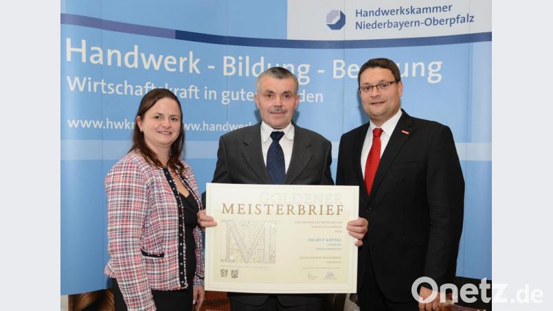 Helmut Kipferl, Spenglermeister aus Leonberg (Mitte) und Kammervizepräsidentin Kathrin Zellner (links) und Geschäftsführer Alexander Stahl (rechts). Bild: Fotostudio Kraus/exb