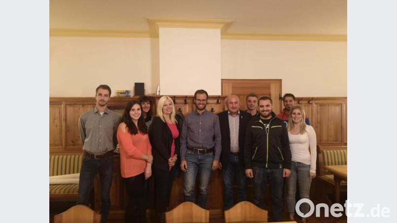 Dem Gemeinderatskandidaten Florian Rauch (Fünfter von links) gratulierten JU-Ortsvorsitzender Julian Schall (links), FU-Ortsvorsitzende Evi Höllerer (Dritte von links), CSU-Ortsvorsitzender Georg Götz (Fünfter von rechts) und die Vorstandschaft der JU Hahnbach. Bild: höl