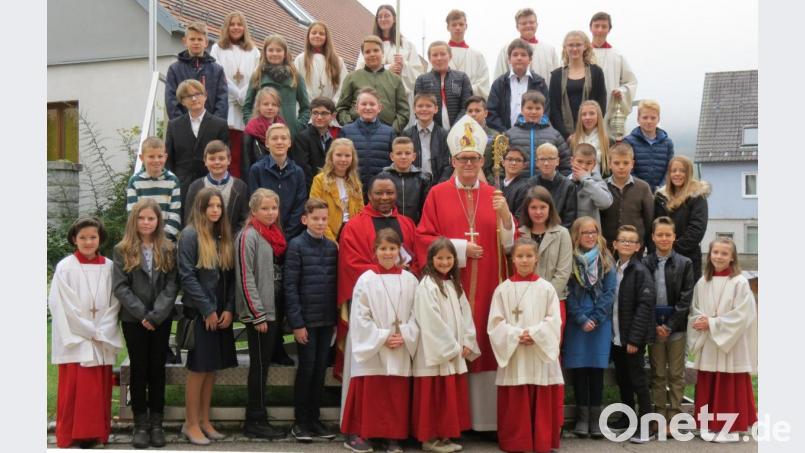 Weihbischof Josef Graf (im Bild mit Pfarrer Dr. Cyprian Anyanwu) spendete 33 Kindern und Jugendlichen aus der Pfarreiengemeinschaft Altendorf-Gleiritsch-Weidenthal das Firmsakrament. Bild: Köppl