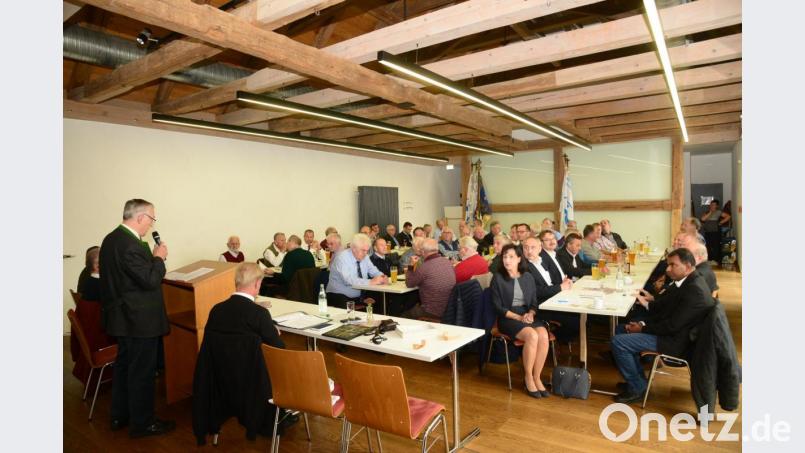 Alois Lukas (rechts), Vorsitzender des Diözesanverbandes Regensburg der Katholischen Männer- und Vätergemeinschaften e.V. zieht im Parksteiner Steinstadel Bilanz über das letzte Jahr. Domvikar Monsignore Harald Scharf (links) warnt vor eine für die Diözeses finanziell schwierigen Zeit. Bild: bey