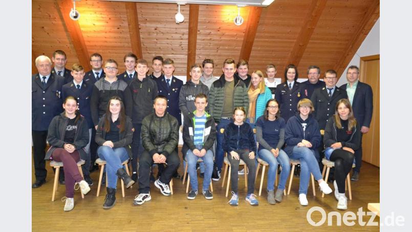Acht Mädchen und zwölf Jungen bestehen den Wissenstest der Stufen 1 bis 4. Damit legen sie ein Fundament für ihre weiteren Ausbildungsschritte in ihrer Wehr bis hin zu den Leistungsabzeichen. Bild: gi