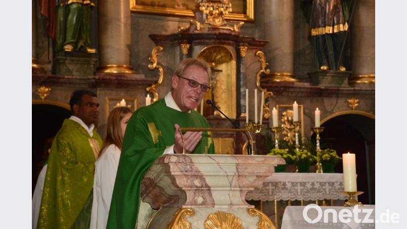 Domvikar Monsignore Harald Scharf hält die Ansprache in der Eucharistiefeier zur Jahreshauptversammlung der Katholischen Männer- und Vätergemeinschaften der Diözese Regensburg. Bild: bey