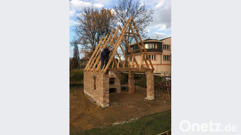 Über dem Backhaus wird bereits ein traditionell gefertigter Dachstuhl aufgestellt. Bild: gjb