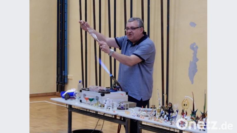 Zum Staunen bringt Jürgen Piller die Kinder mit seinen gläsernen „Wasserteufelchen“, die er in einer Flasche auf Kommando wandern oder tanzen lässt. Bild: exb