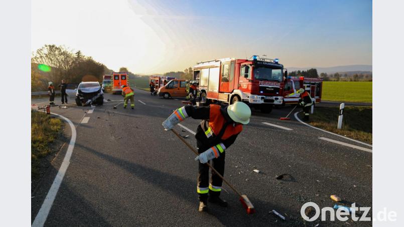 Die Feuerwehren säuberten die Fahrbahn. Bild: Roland Wellenhoefer