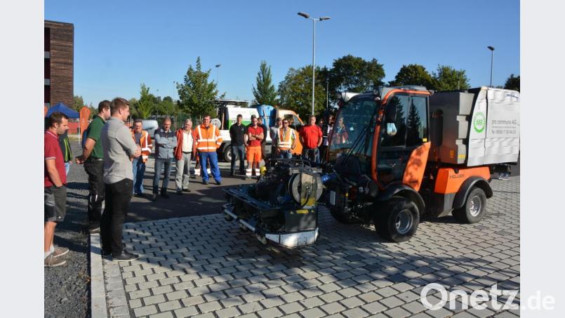 Großes Interesse fand eine Maschine des Maschinenrings Bad Aibling, die kürzlich in Tirschenreuth eine Vorführung über umweltgerechte Wildkrautbekämpfung gab. Bild: jr
