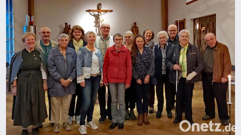 Die Ensdorfer Salesianischen Mitarbeiter Don Boscos bei der Feier zum 25-jähriges Jubiläum mit Klosterdirektor Pater Ulrich Schrapp (Dritter von rechts) in der Klosterkapelle. Bild: sön