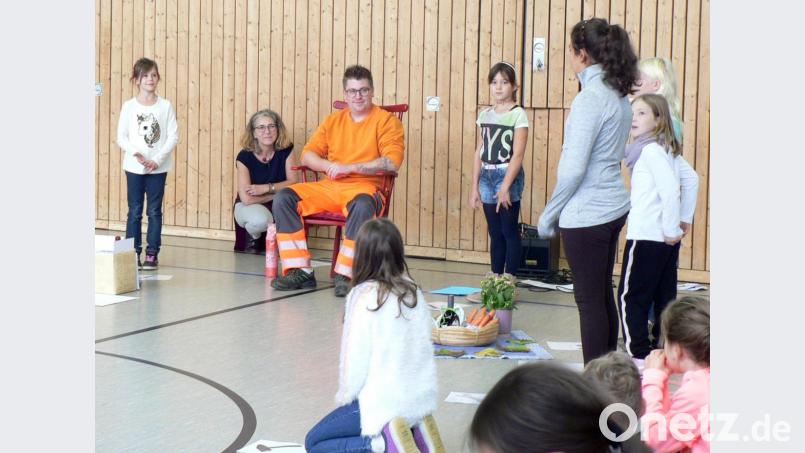 Die Arbeitsgemeinschaft Schulspiel beteiligt sich mit zwei Beiträgen an der Einführungsfeier für den neuen Hausmeister Lucas Lohner. Bild: lep