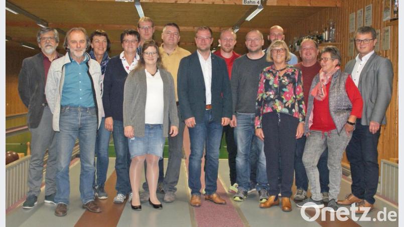 Bürgermeister Martin Birner (rechts) gratulierte den neugewählten Vorstandsmitgliedern. Bild: agr