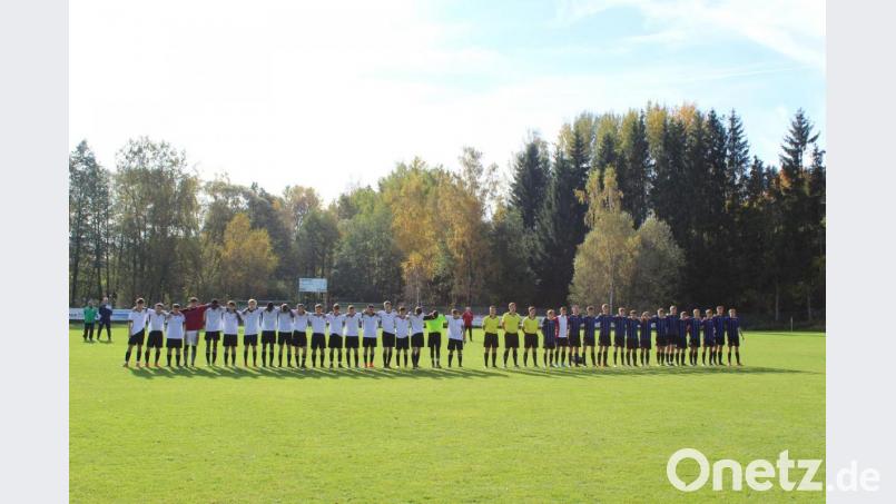 Die teilnehmenden U17 Mannschaften beim Abspielen der Nationalhymnen. Bild: soj