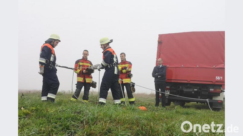 Das Rückhalten mittels Feuerwehrhaltegurt und -leine war Bestandteil der Einzelaufgaben der Truppführerprüfung. Bild: mde