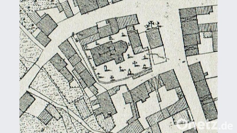 Der alte Friedhof, der sich damals rund um die Kirche, im sog. Kirchhof, im Mittelpunkt von Schnaittenbach befand, bevor er vor 175 Jahren auf den jetzigen Friedhofsstandort verlegt wurde. Bild: sh
