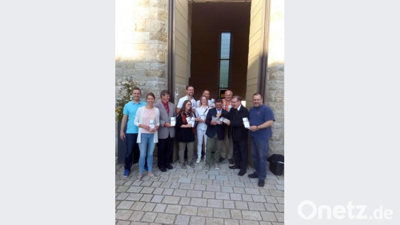 Katrin Oppitz, Chefin der Gemeindeerneuerung im Bistum Regensburg, Jörg Oppitz, Vorsitzender des Evangelisationswerkes in der Diözese, Markus Nickl, KAB-Sekretär, Michael Träger, KAB – Verantwortlicher im Bezirk Weiden, und andere Gäste das neue Programm. Bild: exb/Manfred Strigl
