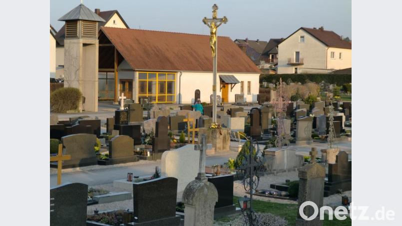 Ein Blick auf den Schnaittenbacher Friedhof mit dem großen Friedhofskreuz und dem Leichenhaus. Bild: sh