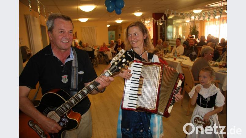 Barbara Reichl und Reinhard Hauer hatten ihre Instrumente ausgepackt, um beim Kirchweihfest aufzuspielen. Bild: wro