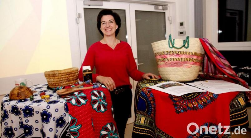 Kreisbäuerin Sabine Schindler brachte bunte Decken, Taschen und Tischschmuck aus Kenia mit und erzählte von der Farbenpracht des Landes. Bild: Hirsch