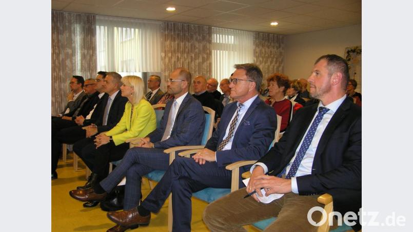 CSA-Kreisvorsitzender Huberth Rosner, (von rechts), MdB Reiner Meier, stellvertretender Landrat Dr. Alfred Scheidler, Staatssekretärin MdL Carolina Trautner, CSU-Landratskandidat Roland Grillmeier, MdEP und JU-Landesvorsitzender Christian Doleschal, Pullenreuths Bürgermeister Hubert Kraus und Dr. Christian Weiß als Geschäftsführer des Sozialteams verfolgten interessiert die Ausführungen von Martin Weiß. Bild: öt