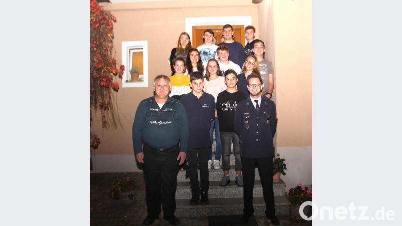 Allen Grund zur Freude hatten Jugendwart Dominik Schießlbauer (rechts) und sein Stellvertreter Gerald Bär (links) angesichts der Leistungen der Jugendfeuerwehr. Bild: Josef Böhm