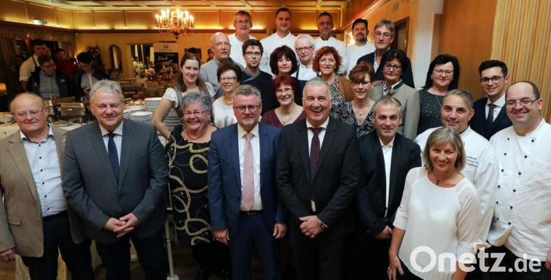 Über das Alleinstellungsmerkmal „Schlemmerwochen“ freuten sich Gastronomen, Organisatoren und Schirmherren. Bild: Wolfgang Steinbacher