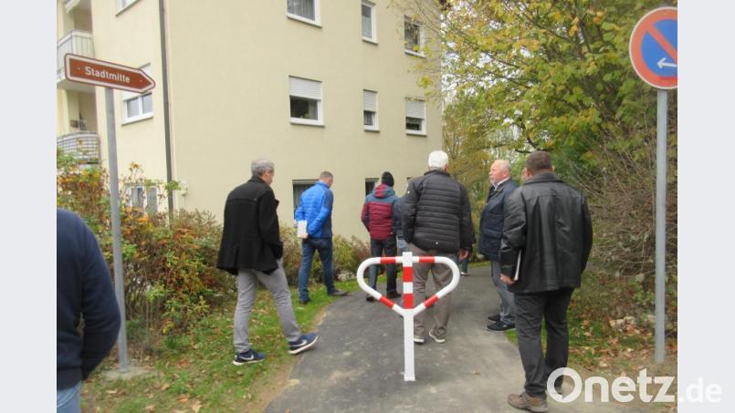 Der Bauausschuss besichtigt das Neustädter Straßennetz und legt eine Prioritätenliste für Ausbesserungs- und Sanierungsarbeiten für die nächsten drei Jahre fest. Daneben gilt auch Blick abgeschlossenen Maßnahmen wie dem Schulweg zwischen Hallenbad und Innenstadt über den Hacklberg. Bild: ui