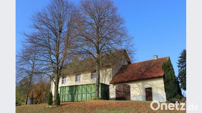 Die Container stehen schon parat für den Abbruch: Das alte Schulhaus wird durch ein Dorfgemeinschaftshaus ersetzt, in dem auch die Feuerwehr Platz hat. Und die Bürger von Kleinwinklarn wollen tatkräftig mitanpacken. Bild: pko