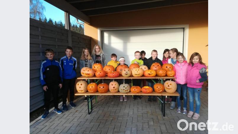 Eifrig fertigten Kinder Herbst- bzw. Halloween-Kürbisse mit großer Freude und Spaß. Sie zeigten stolz ihre Werke mit lachenden und schaurigen Grimmassen. Bild: gi