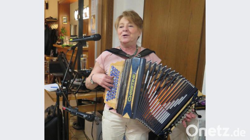 Christine Bleiber spielt Steirische Harmonika bei den &quot;Wondrebtalern&quot;. Bild: jzk