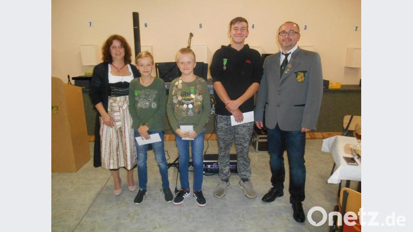 Die Würdenträger beim Nachwuchs: Von links Petra Otovic (stellvertretende Jugendleiterin), Jakob Wanderer (1. Jugendritter), Tim-Luca Dauer (Jugendkönig), Mika Weiß (2. Jugendritter) und Jugendleiter Dragan Otovic. Bild: e