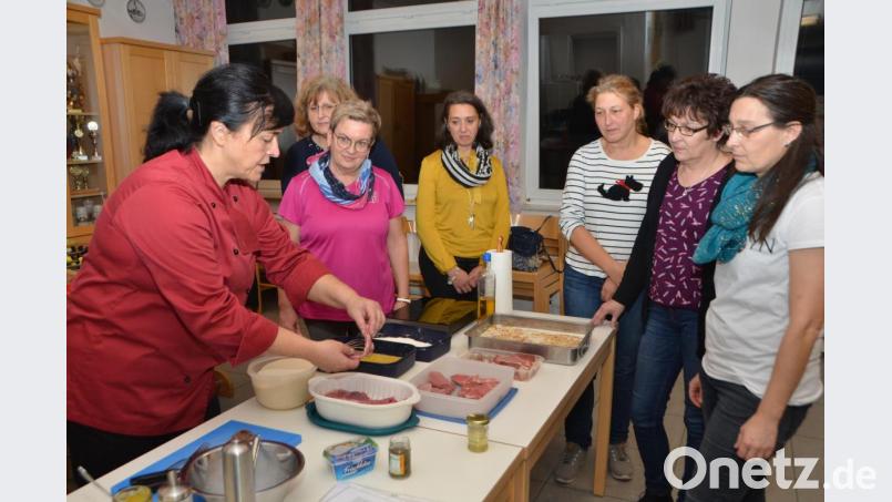 Einige der Frauenbundmitglieder trauten sich ganz nah an den Kochtisch und schauten Hauswirtschaftsmeisterin Monika Schnupfhagn in die Pfannen und Schüsseln. Bild: dob