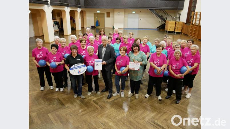 Die Frauengymnastikgruppe in der Stadthalle Waldsassen bei der Übergabe der Auszeichnung. In der vorderen Reihe (von links) Regina Gerl mit dem Qualitätssiegel, Übungsleiterin Irma Gerl, Bernt Rose, Übungsleiterin Paula Plass und Silvia Stark. Bild: hmr