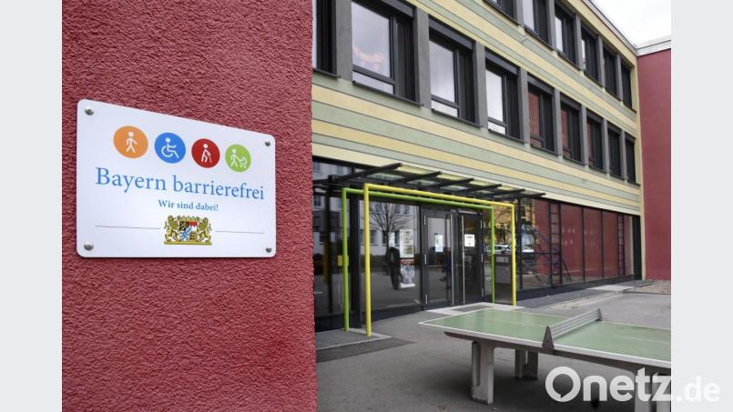 Die Umbauarbeiten der Grundschule Neustadt sind abgeschlossen. Der Freistaat verleiht der Bildungseinrichtung die Bezeichnung barriefreie Schule. Bild: Petra Hartl