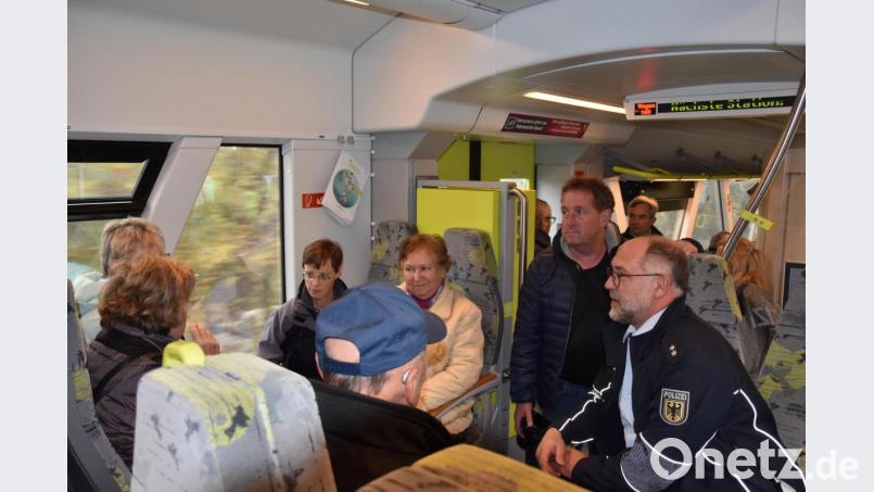 Unterstützung erhielt Prill von seinem Kollegen Johann Miesbeck von der Pressestelle der Bundespolizei Waidhaus (Zweiter von rechts). Bild: jak