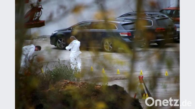Die Spurensicherung untersucht das Gelände einer Firma in Burglengenfeld. Dort wurde am Donnerstag eine Leiche gefunden. Bild: Alexander Auer