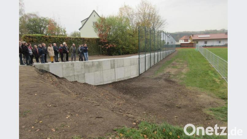 Ein lange Rampe führt barrierefrei auf den Sportplatz der Grundschule. Daneben wurde die Böschung terrassiert und kann als grünes Klassenzimmer genutzt werden. Bild: Uwe Ibl