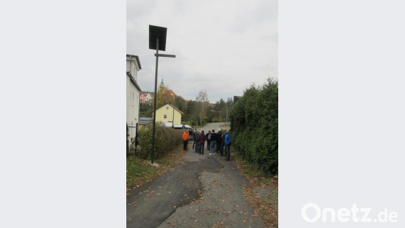 Der Bauausschuss besichtigt das Neustädter Straßennetz und legt eine Prioritätenliste für Ausbesserungs- und Sanierungsarbeiten für die nächsten drei Jahre fest. Bereits im kommenden Jahr ist die Straße Am Hopfengärtel dran. Bild: ui