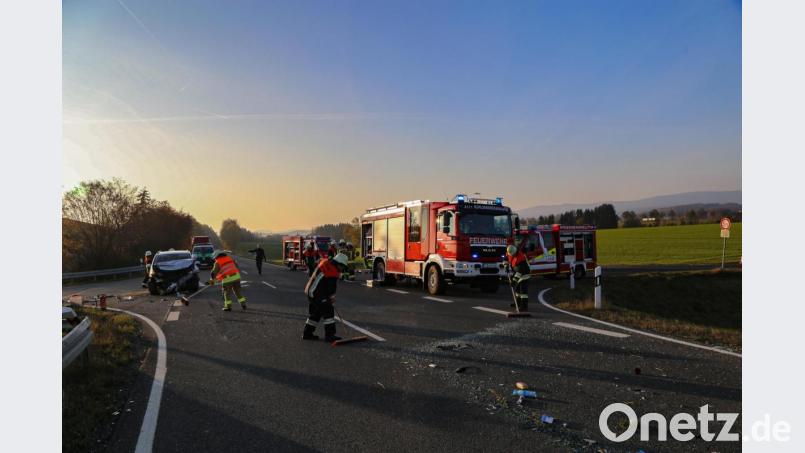 Die Feuerwehren säuberten die Fahrbahn. Bild: Roland Wellenhoefer
