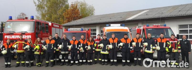 18 junge Floriansjünger der Feuerwehren Kemnath, Immenreuth, Kulmain, Ahornberg, Lenau, Oberwappenöst und Kötzersdorf nehmen an der Abschlussprüfung der modularen Truppausbildung in Kemnath teil und qualifizieren sich zum Truppführer bzw. zur Truppführerin. Den Lehrgang leitete und koordinierte KBM Florian Braunreuther (rechts). Bild: mde