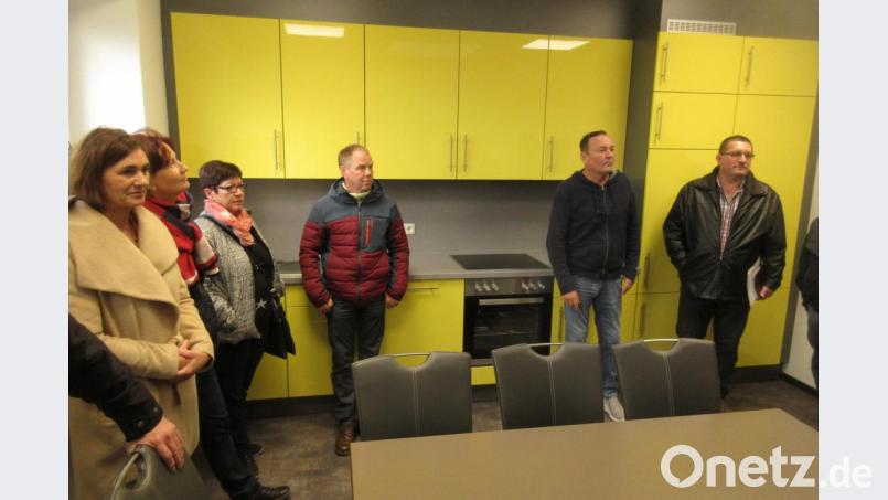 Durch die Verkleinerung der Toiletten in der Grundschule war Platz für ein Besprechungszimmer mit Küche. Bild: Uwe Ibl