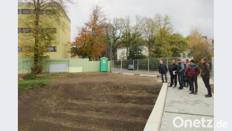 Die Umbauarbeiten der Grundschule Neustadt sind abgeschlossen. Der Freistaat verleiht der Bildungseinrichtung die Bezeichnung barrierefreie Schule. Als Nebenprodukt entstand nahezu ohne Aufwand an der Böschung ein grünes Klassenzimmer, bei dem nur noch das Gras anwachsen muss. Bild: Uwe Ibl