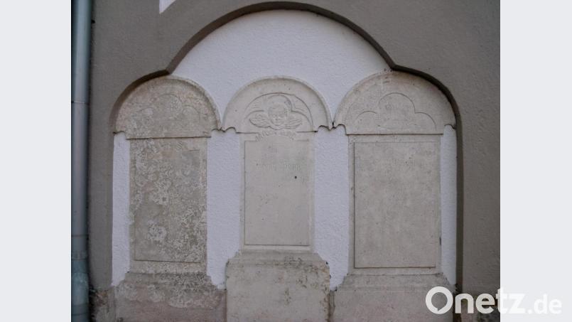 Alte, an der Nordseite der St.-Vituskirche angebrachte Grabplatten, die noch vom alten, vor 1844 um die Kirche herum gelegenen Friedhof stammen. Bild: sh