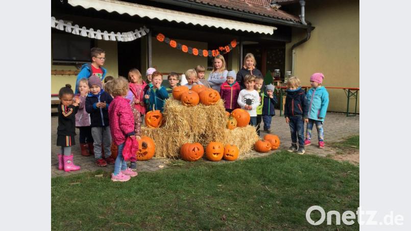 Die Kinder und Erzieherinnen haben sichtlich Spaß beim Kürbisfest im Kindergarten St.Martin. Bild: bk