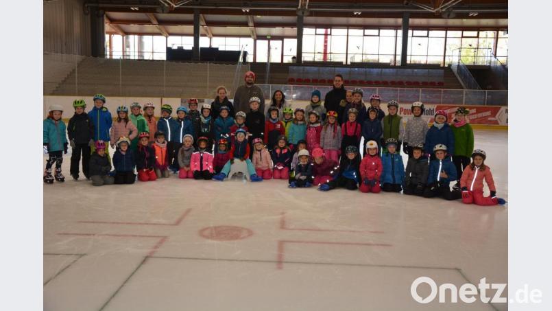 Erfolgreich wurde am Donnerstag ein viertägiger Schlittschuhkurs in der Mitterteicher Eissporthalle beendet. Das Interesse am Eislaufen ist nach wie vor sehr groß. 52 Teilnehmer machten erste Erfahrungen im Schlittschuhlaufen. Geleitet wurde der Kurs von Stephan Trolda und Armin Köhler, den Dank der Stadt überbrachte Sachbearbeiterin Astrid Häring. Bild: jr