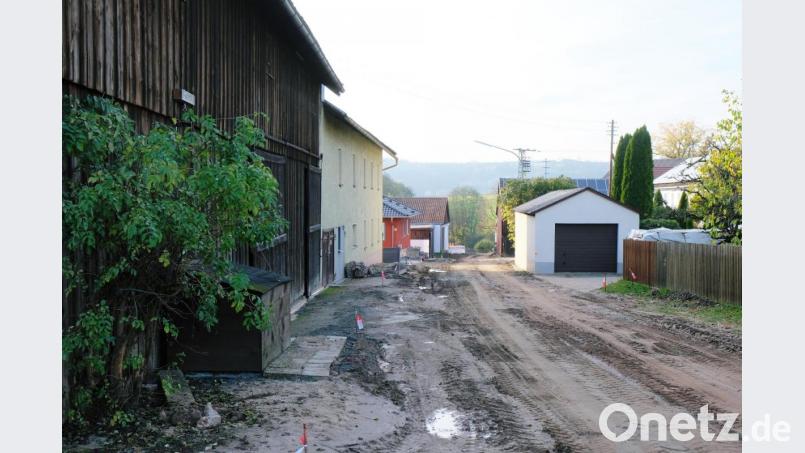 Die Arbeiten für die vollständig neu herzustellende Infrastruktur im Vorbacher Ortsteil Höflas bringt derzeit viele Belastungen für die Einwohner mit sich. Bis Weihnachten sollen allerdings mit dem Einbau der ersten Asphaltdecke die größten Behinderungen der Vergangenheit angehören. Bild: do