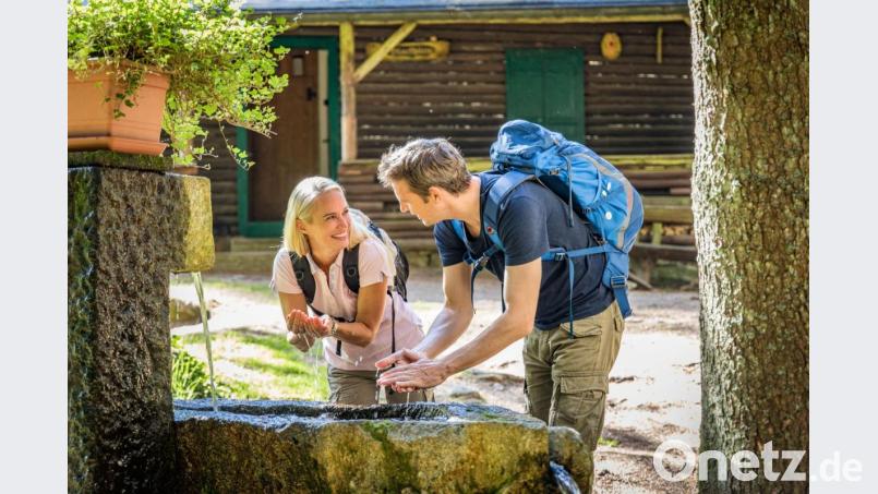 Ein klassischer Nurtschweg-Moment: erfrischende Pause an der Blockhütte bei Bärnau Bild: exb/Thomas Kujat