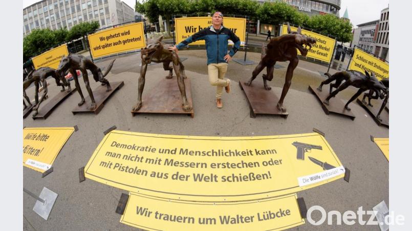 Der Brandenburger Künstler Rainer Opolka will mit Bronzefiguren anlässlich der Ermordung des Kasseler Regierungspräsidenten Walter Lübcke ein Zeichen gegen Hass, Hetze und rechte Gewalt setzen. Eine neue Gesetzesinitiative der Bundesregierung umfasst ein Neun-Punkte-Programm gegen Rechtsextremismus und Hasskriminalität. Bild: Göran Gehlen