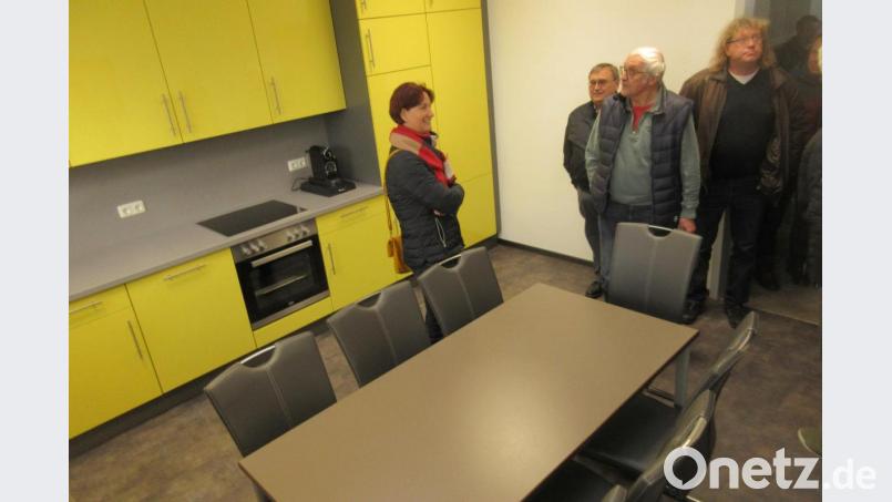 Durch die Verkleinerung der Toiletten in der Grundschule war Platz für ein Besprechungszimmer mit Küche. Bild: Uwe Ibl