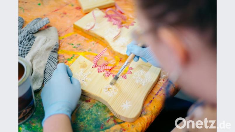 Liebevoll bemalte Objekte aus Holz: Auch das ist eine Möglichkeit, dem Leben mit Handicap Sinn zu geben. Bild: exb