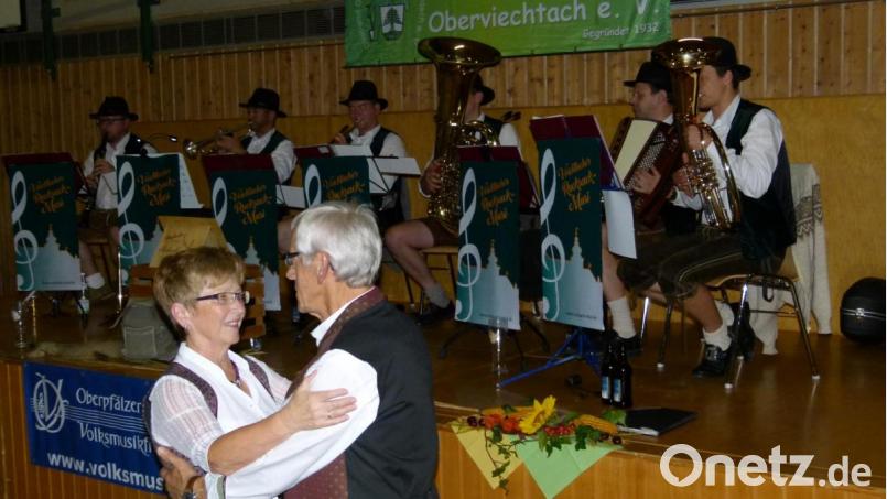 Die &quot;Rucksogmusikanten&quot; mussten nicht lange bitten: Gerne drehten die Paare ihre Runden. Bild: bgl