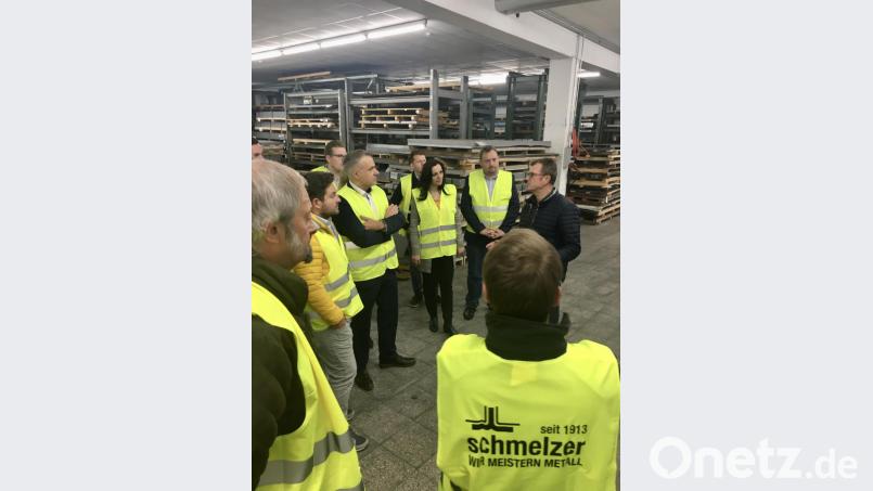 Geschäftsführer Helmut Keck (rechts) erläuterte die vielseitige Produktion an den Standorten in Waldershof. Bürgermeisterkandidatin Margit Bayer (dritte von rechts) und Landratskandidat Roland Grillmeier (fünfter von rechts) waren beeindruckt von der positiven Entwicklung des Unternehmens. Bild: JU Kreisverband Tirschenreuth/exb